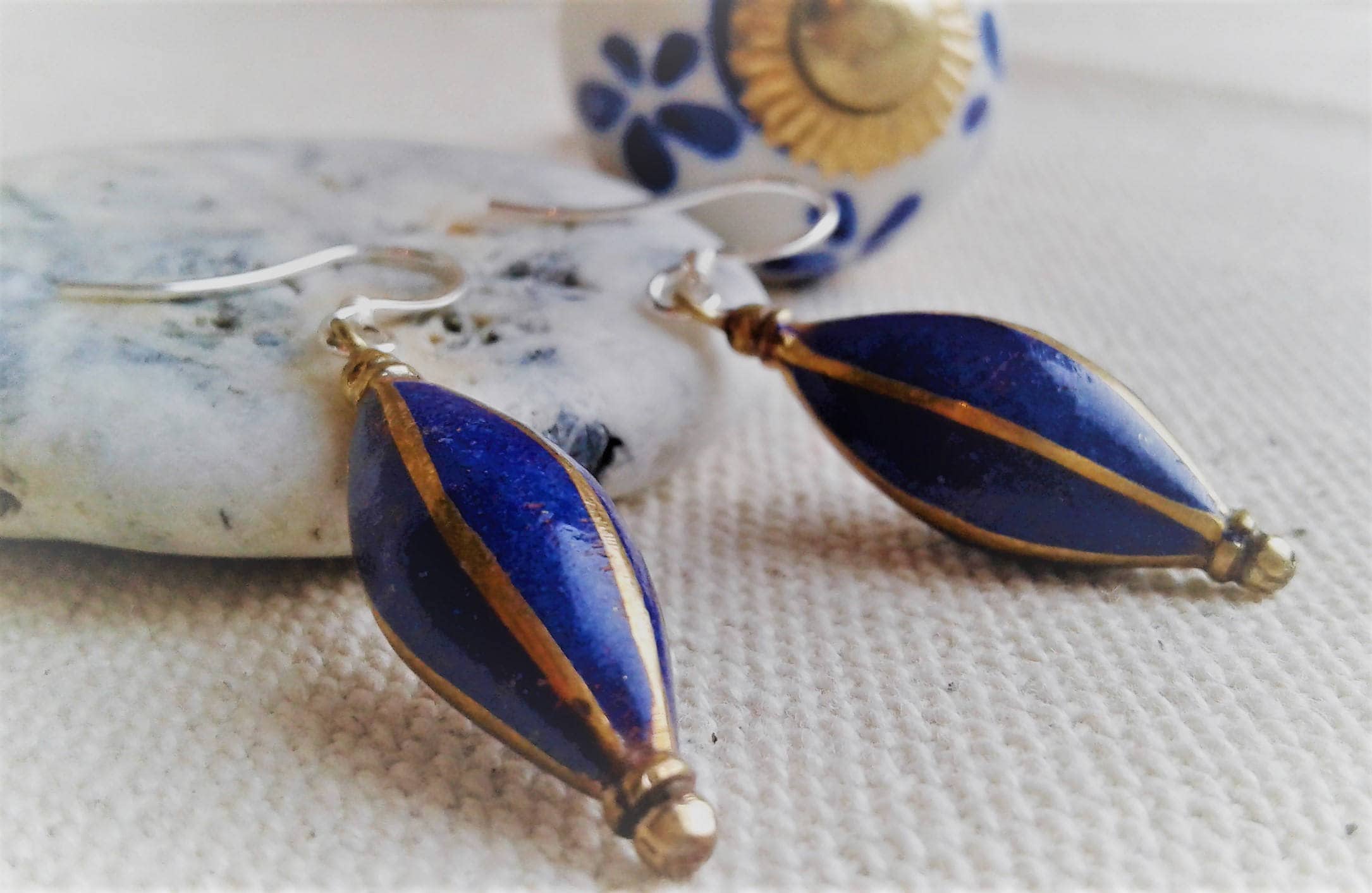Boucles D'oreilles Pendantes Lapis Lazuli & Perles En Forme De Plume - Neuf Sans Emballage