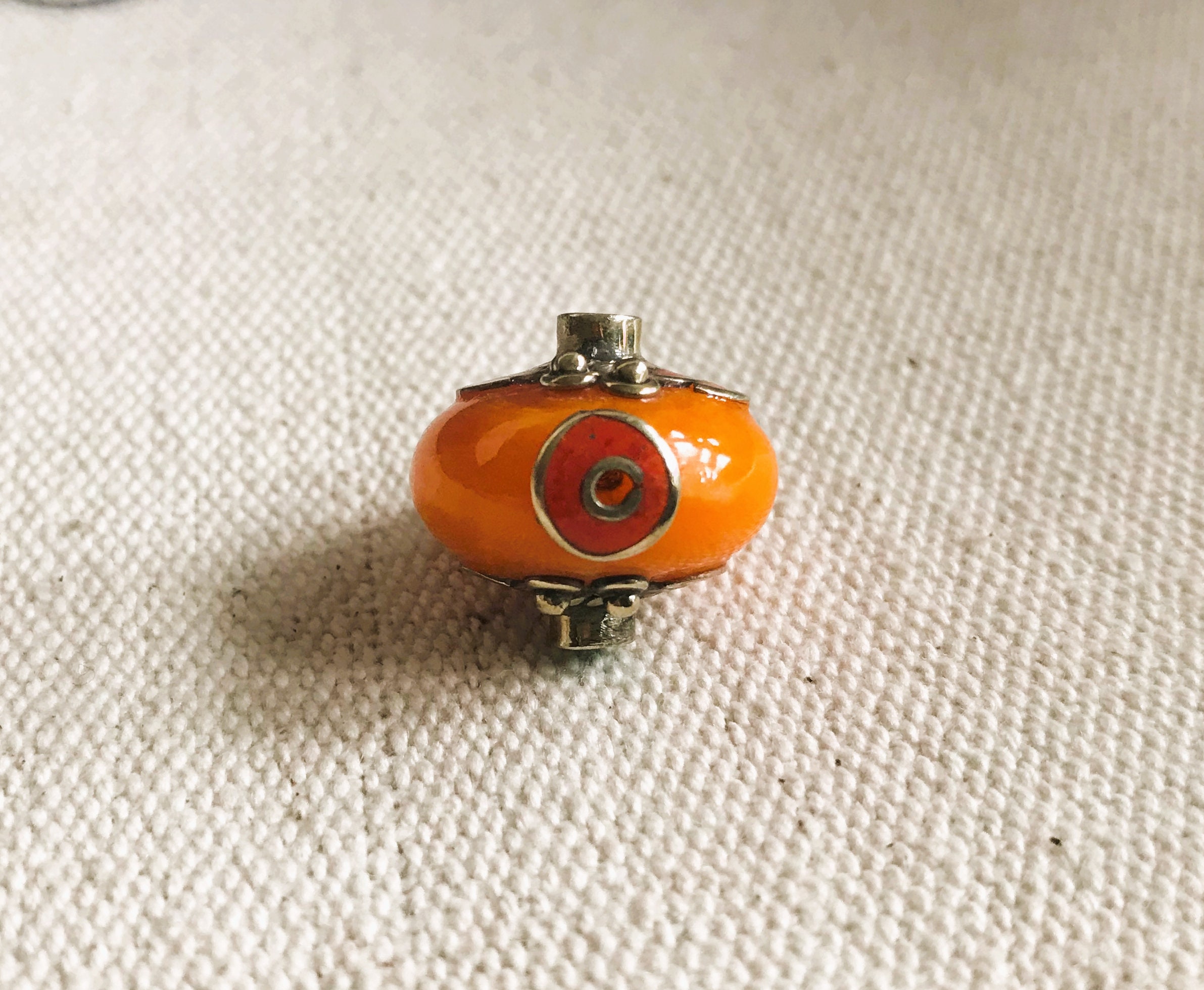 Pendentif Tibétain Gau Ancien – Corail Et Turquoise Naturels, Argent Tibétain