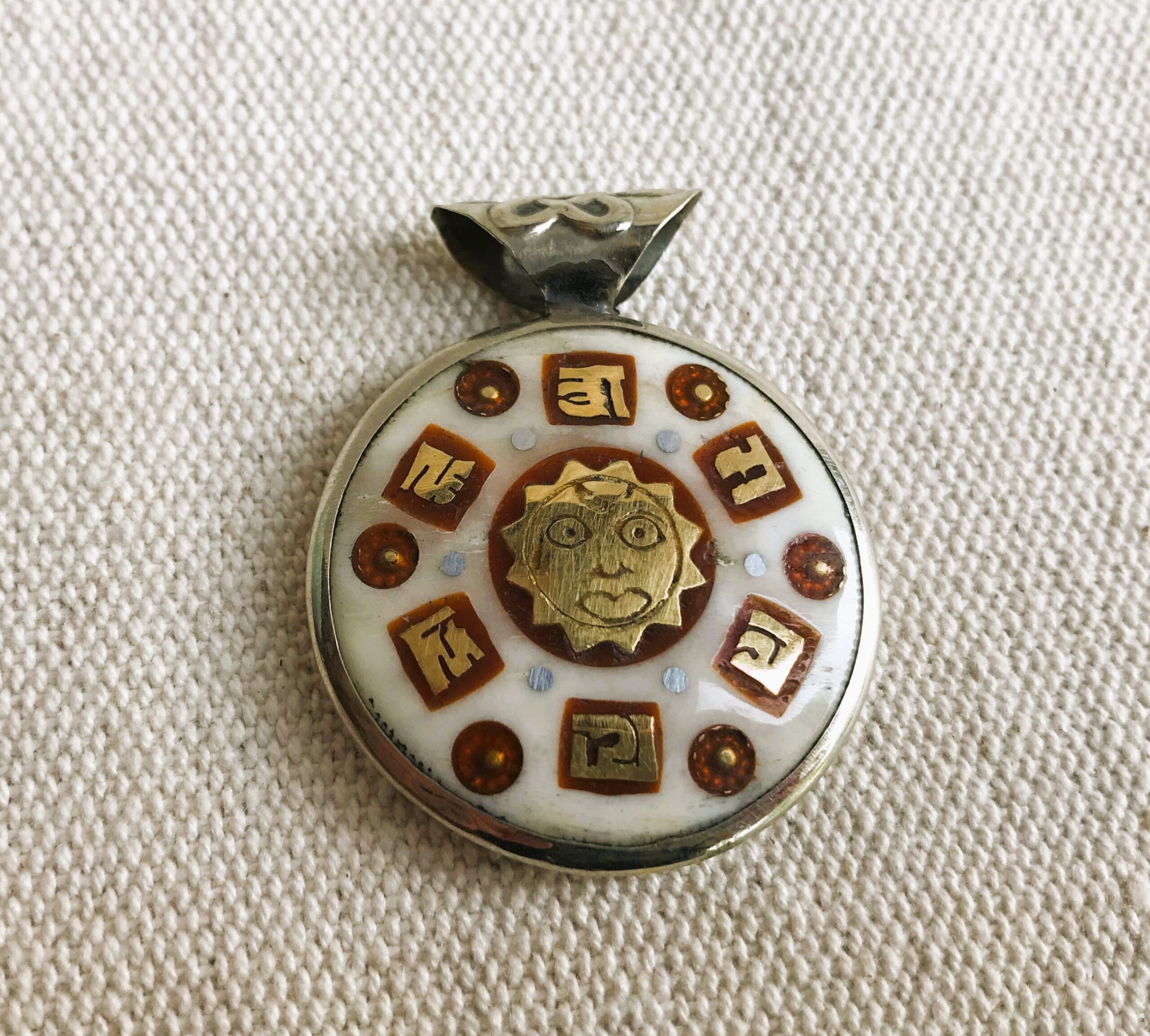 Pendentif Zen Bouddha Soleil Népalais – Image 2
