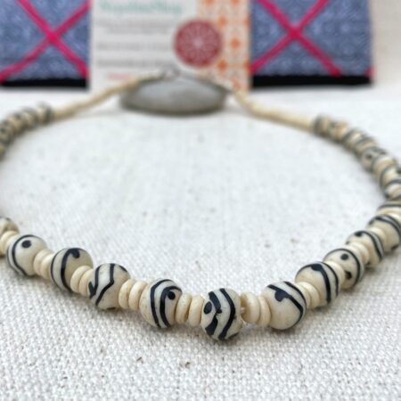 Alternative view of Collier ethnique en perles traditionnelles Népal Tibet-Bijoux Os et Corne